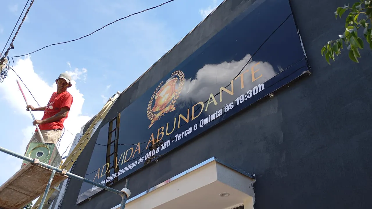Equipe da W.Art instalando uma fachada de grande porte sobre andaime